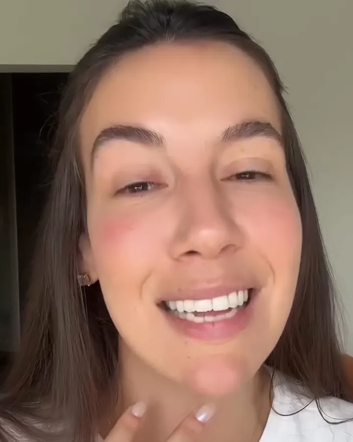 Juliana sorrindo
